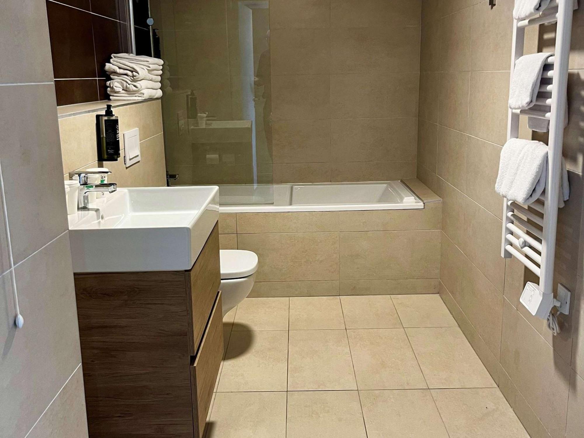 Hotel Ibis Styles Cabries Aix-En-Provence Tgv Exterior foto
