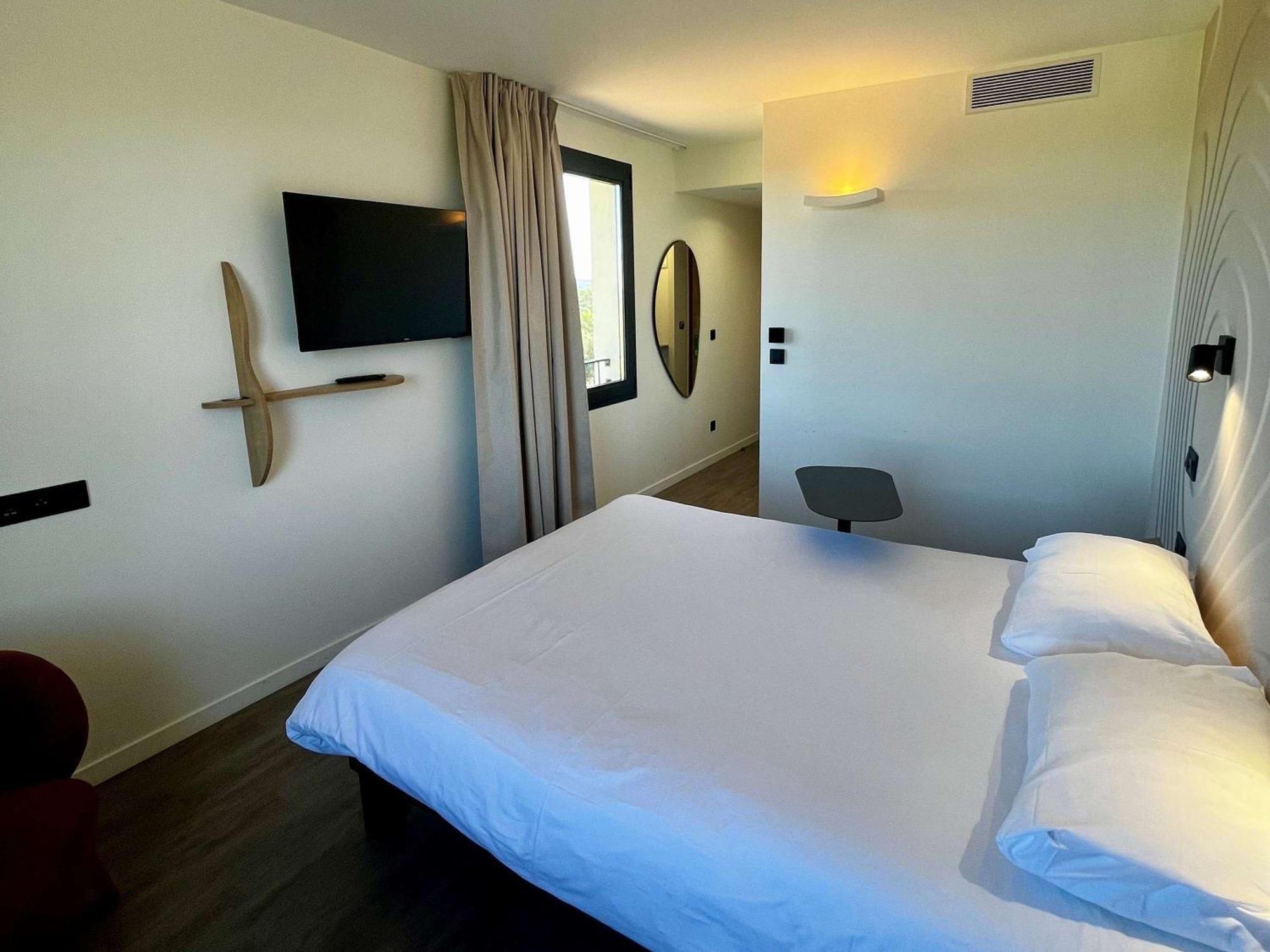 Hotel Ibis Styles Cabries Aix-En-Provence Tgv Exterior foto