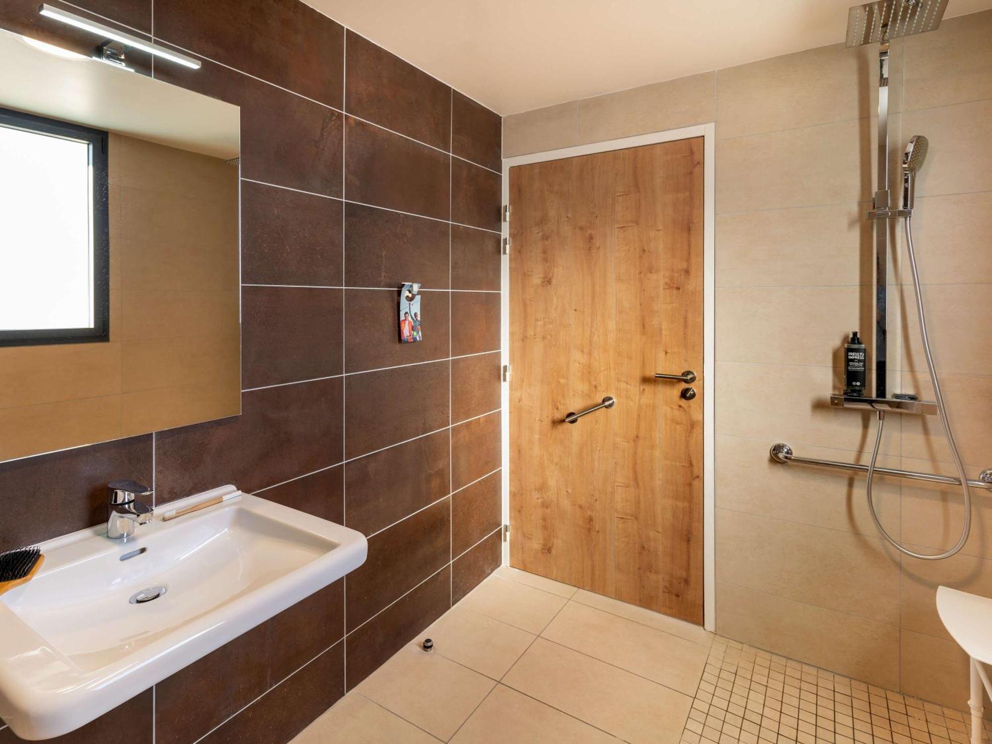 Hotel Ibis Styles Cabries Aix-En-Provence Tgv Exterior foto